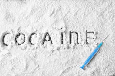 Yazılı kelime kokain ile beyaz toz şırıngayı, üstten görünüm