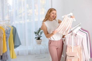 Genç kadın şık giysiler içinde butik seçmek