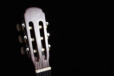 Karanlıkta, closeup akustik gitar Başkanı. Metin için yer