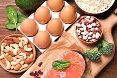 Ahşap arka plan, üstten görünüm üzerinde doğal protein yiyecek kümesi