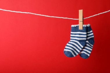 Çamaşırhane çizgi renk arka plan üzerinde şirin çocuk çorap. Metin için yer