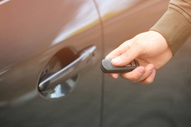 Uzaktan anahtar ile arabanın kapısını açarak adam görünümünü portre