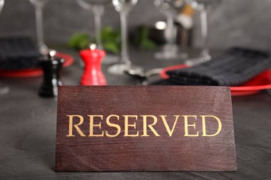Tablo ayarı ile ayrılmış oturum restoranda