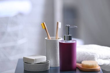 Kokulu sabun ve tuvalet tablo arka plan bulanık karşı. Metin için yer