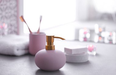 Şişe sıvı sabunu ve tuvalet malzemeleri Tablo arka plan bulanık karşı. Metin için yer