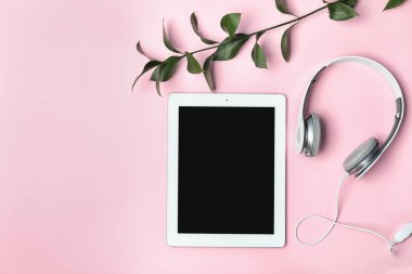 Tablet, kulaklık ve renk arka plan üzerinde metin için yer düz yatıyordu kompozisyonu
