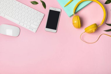 Akıllı telefon, bilgisayar klavye ve kulaklık renk arka plan üzerinde düz yatıyordu kompozisyonu. Metin için yer