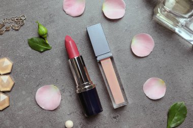 Gri zemin üzerine ruj ile düz yatıyordu kompozisyon