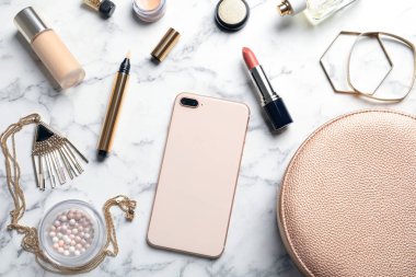 Ruj ve smartphone mermer zemin üzerine düz yatıyordu kompozisyonu