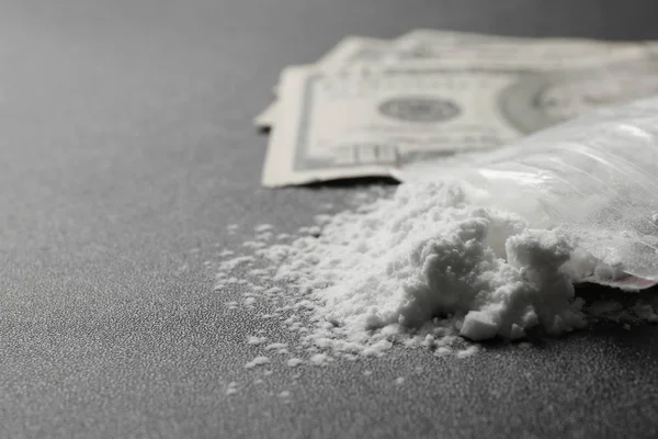 Kokain Plastovém Sáčku Peníze Tmavém Pozadí Closeup — Stock fotografie