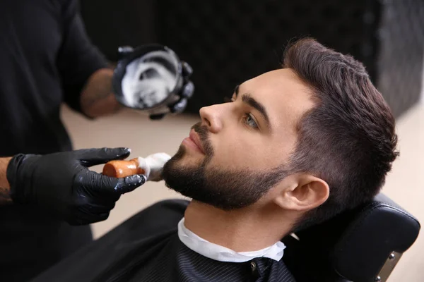 Cabeleireiro Profissional Aplicando Espuma Barbear Pele Cliente Barbearia — Fotografia de Stock