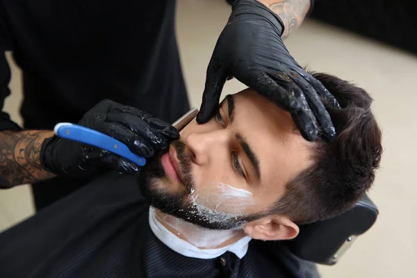 Professionell Frisör Rakning Klient Med Rakkniv Barbershop — Stockfoto