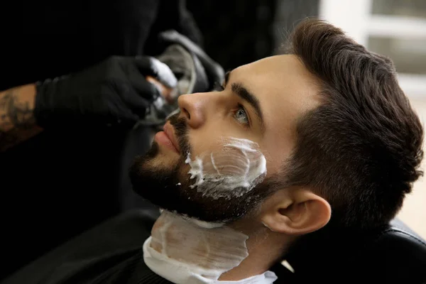 Jovem Com Espuma Barbear Rosto Barbearia Serviço Profissional — Fotografia de Stock