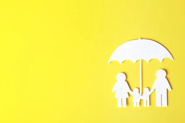 Kağıt Aile Şemsiye Renk Arka Plan Üstten Görünüm Üzerinde Metin — Stok fotoğraf