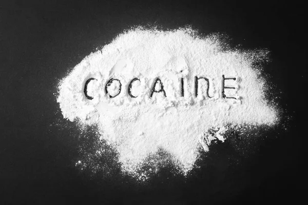 Högen Vitt Pulver Med Skrivna Ordet Kokain Svart Bakgrund Ovanifrån — Stockfoto