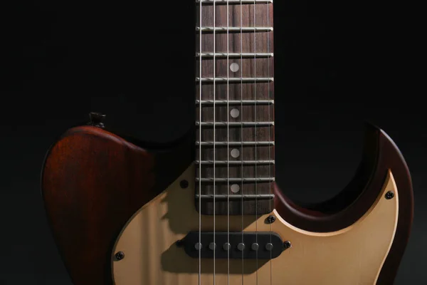 Karanlıkta Closeup Görünümü Modern Elektro Gitar — Stok fotoğraf