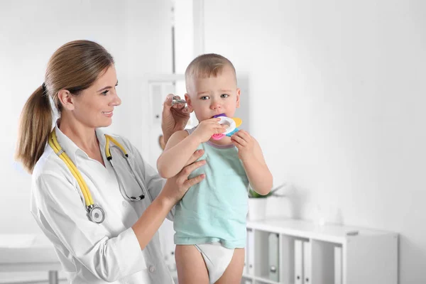 Children Doctor Examining Little Boy Hospital Space Text — Stock Photo, Image