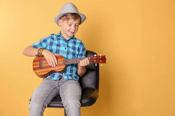 Porträtt Känslomässig Liten Pojke Som Spelar Gitarr Färg Bakgrunden — Stockfoto
