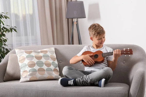 Petit Garçon Jouant Guitare Isolé Sur Blanc — Photo