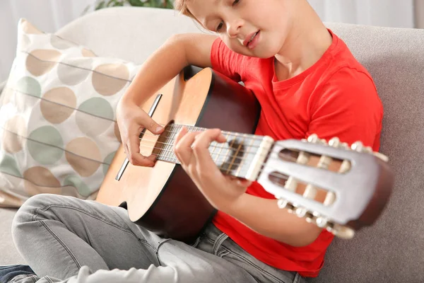 Niño Tocando Guitarra Aislado Blanco — Foto de Stock
