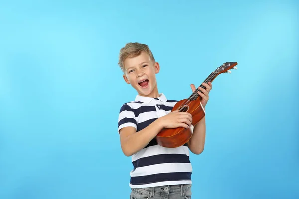 Retrato Menino Emocional Tocando Guitarra Fundo Cor — Fotografia de Stock