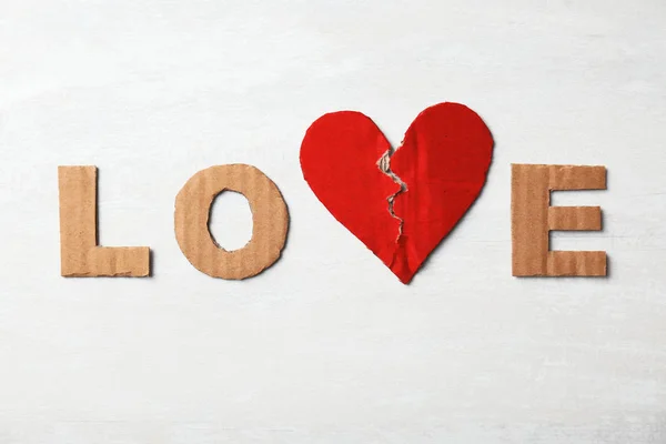 Açık Renkli Üstten Görünüm Word Aşk Ile Parçalanmış Karton Kalp — Stok fotoğraf