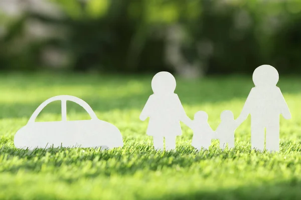 Recorte Papel Família Carro Grama Fresca Conceito Seguro Vida — Fotografia de Stock