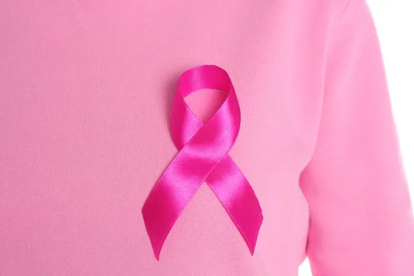 Frau Mit Rosa Schleife Auf Weißem Hintergrund Nahaufnahme Brustkrebs Bewusstsein — Stockfoto