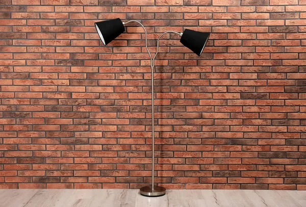 Elegantní Lampa Patře Cihlové Zdi — Stock fotografie