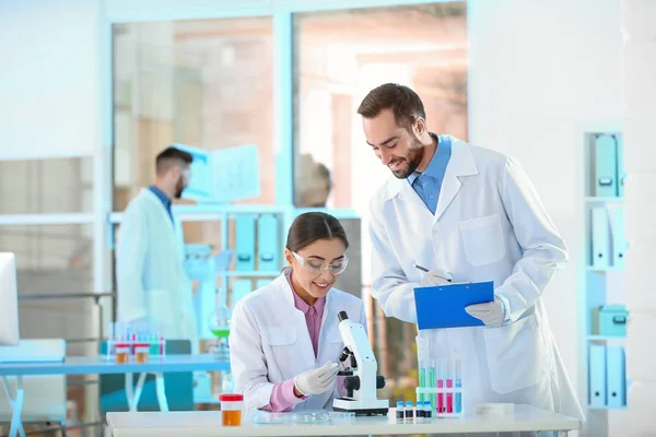 Jovens Cientistas Que Trabalham Laboratório Análise Química — Fotografia de Stock