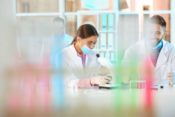 Νέοι Επιστήμονες Που Εργάζονται Στο Εργαστήριο Χημική Ανάλυση — Φωτογραφία Αρχείου