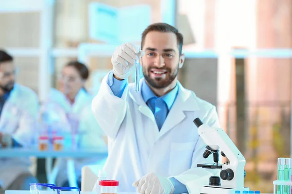 Jonge Wetenschapper Werken Het Laboratorium Chemische Analyse — Stockfoto