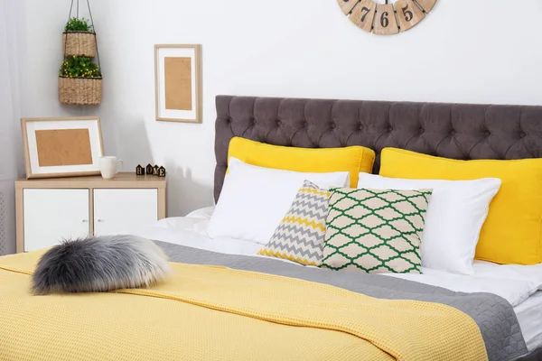大きな快適なベッドとスタイリッシュな部屋のインテリア — ストック写真