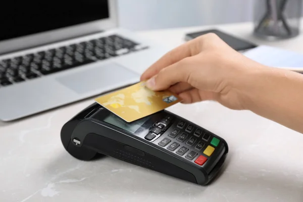 Woman Using Terminal Contactless Payment Credit Card Table — Stock Photo, Image