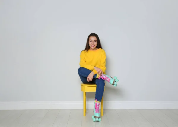 Mladá Žena Kolečkové Brusle Sedí Židli Barevné Stěny — Stock fotografie