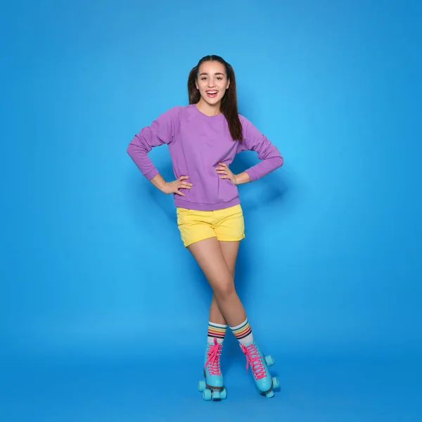 Volledige Lengte Portret Van Een Jonge Vrouw Met Rolschaatsen Kleur — Stockfoto