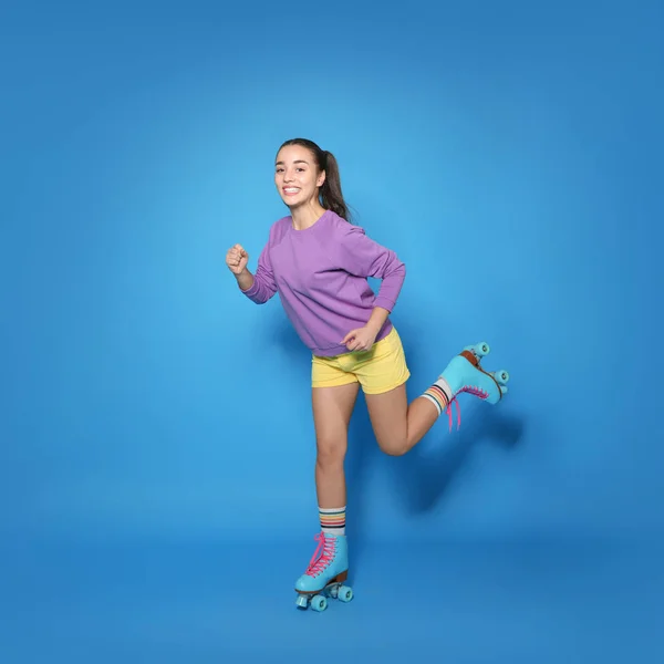 Jonge Vrouw Met Rolschaatsen Kleur Achtergrond — Stockfoto