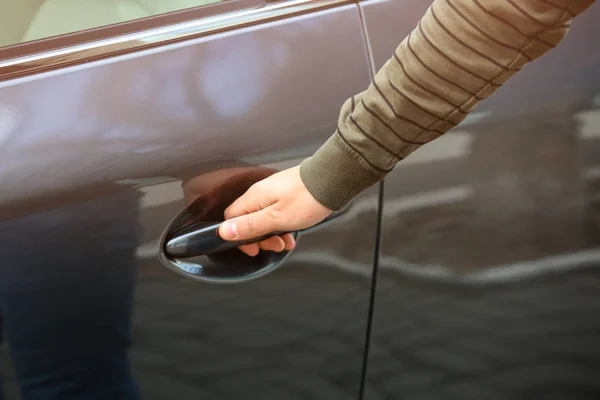 Vista Primer Plano Del Hombre Abriendo Puerta Del Coche —  Fotos de Stock