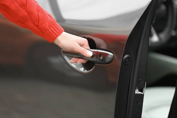 Vista Cerca Mujer Que Abre Puerta Del Coche — Foto de Stock