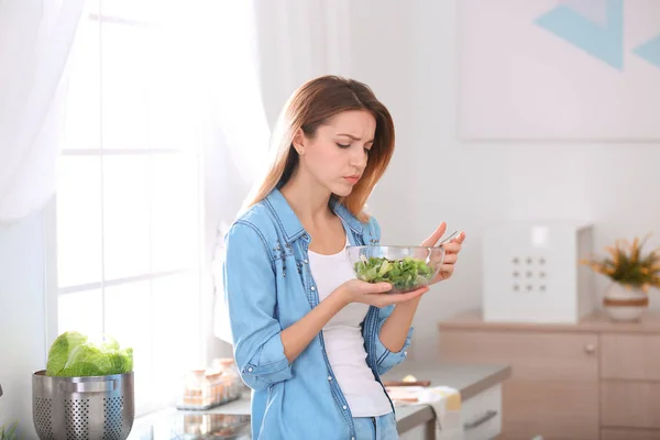 Jovencita Triste Comiendo Ensalada Cocina Dieta Saludable — Foto de Stock