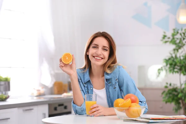 Mujer Joven Feliz Con Vaso Jugo Naranja Mesa Cocina Dieta — Foto de Stock