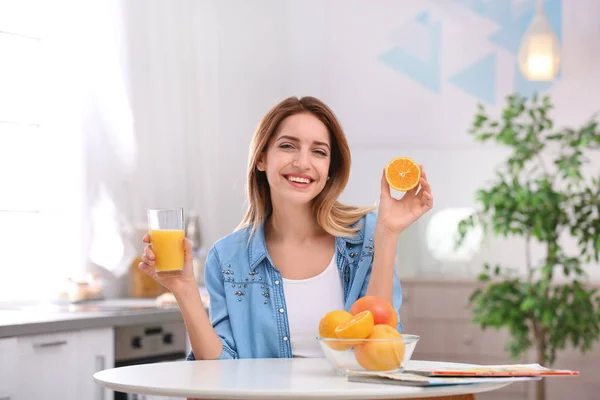 Gelukkig Jonge Vrouw Met Glas Sap Oranje Aan Tafel Keuken — Stockfoto