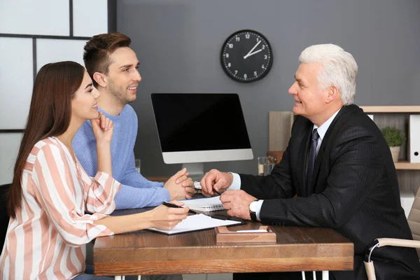 Abogado Teniendo Reunión Con Pareja Joven Oficina — Foto de Stock