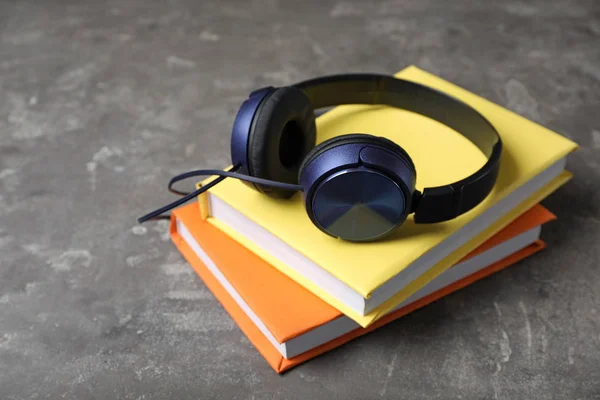 Auriculares Modernos Con Libros Tapa Dura Sobre Fondo Gris —  Fotos de Stock