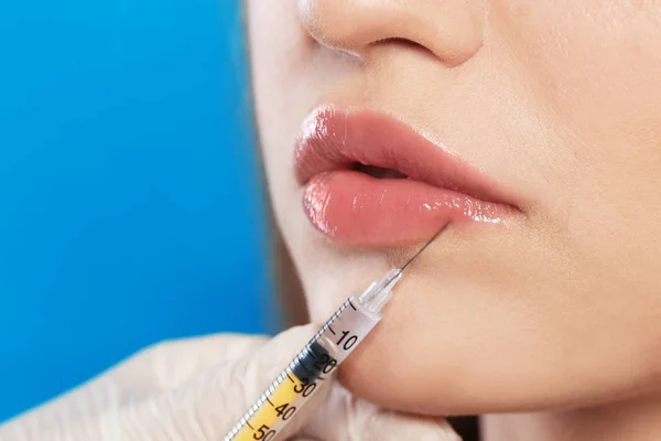 Genç Kadın Dudak Enjeksiyon Closeup Alıyorum Kozmetik Cerrahi — Stok fotoğraf