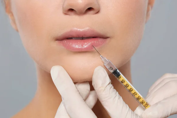 Mladá Žena Rty Injekce Bílém Pozadí Closeup Kosmetická Chirurgie — Stock fotografie