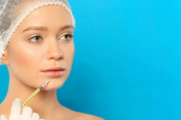 Jonge Vrouw Krijgen Lippen Injectie Witte Achtergrond Close Cosmetische Chirurgie — Stockfoto