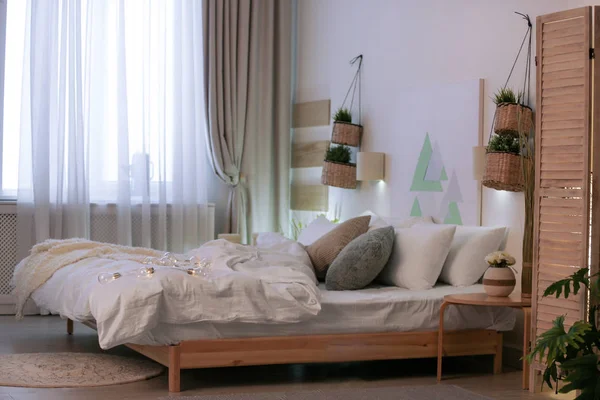 Stijlvol Appartement Met Grote Comfortabele Bed Interieur Van Kamer — Stockfoto