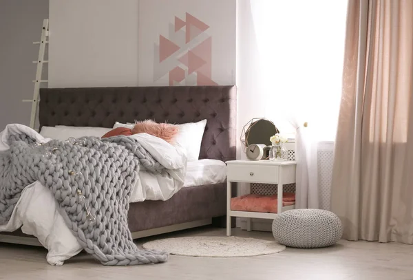 大型の快適なベッドでスタイリッシュなアパートメントです ルーム インテリア — ストック写真