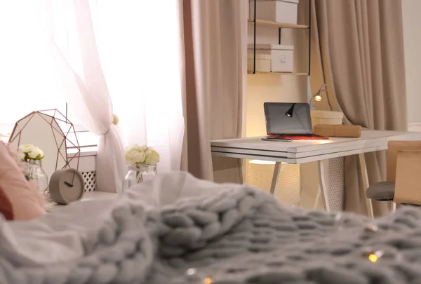 Werkplek Met Laptop Bed Stijlvol Appartement Interieur Van Kamer — Stockfoto